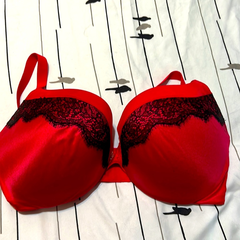 Red Victoria’s Secret push-up bra 36DD